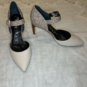 Calvin Klein pump, creamy white heel Size 7.5 Low heel